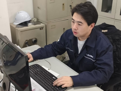 雙線作戰(zhàn)勇?lián)?dāng)  攻堅(jiān)克難顯本色 ——記電機(jī)電氣廠技術(shù)組長(zhǎng)兼生產(chǎn)組長(zhǎng)陳嘉奇